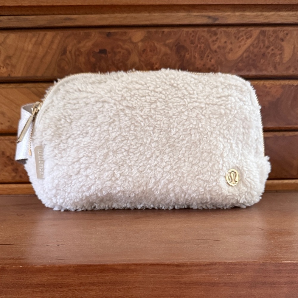lululemon Women's Everywhere Belt Bag Fleece Gold Details 1L Size Ivory/Bone